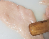 Foto del paso 2 de la receta: 🐔 Pollo empanado al tomillo🌿