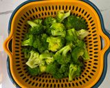 Foto langkah ke 1 dari resep Tumis Brokoli Wortel.