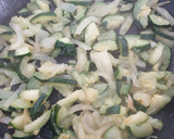 Foto del paso 2 de la receta: Empanadillas de calabacín y cebolla