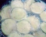 A picture of step 4 of Baingan ke pakore.