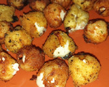 Foto del paso 3 de la receta: ✔Perlas de queso rellenas de mango y frambuesa fritas