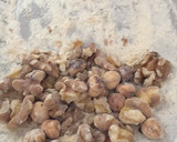 Foto del paso 2 de la receta: Bizcocho de yogur con nueces y avellanas