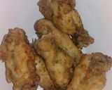 Foto del paso 8 de la receta: Alitas de pollo rebozadas con harina, con papas fritas finas