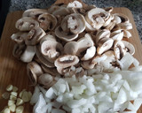 Foto del paso 1 de la receta: Revuelto de champiñones huevos y chorizo🍄🥚