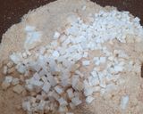 صورة لخطوة 3 من وصفة حلاوة السميد بالجبنه 🧀🥣