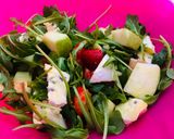 Foto del paso 5 de la receta Ensalada de rúcula, queso azul, manzana y fresa