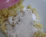 Foto langkah ke 2 dari resep Potato Pillows.