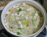 Foto langkah ke 7 dari resep Sup Jamur Dengan Sawi & Tahu [Vegetarian Safe].