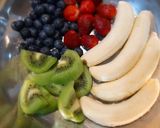 Foto langkah ke 3 dari resep Smooties Rainbow.
