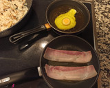 Foto del paso 6 de la receta: Huevo frito con bacon, arroz y tomate con hortalizas