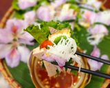 Hình bước làm 5 của món Món cuốn hành trần Thủy Nguyên với hoa ban tím