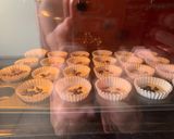 Foto del paso 3 de la receta: Magdalenas con pepitas de chocolate con o sin azúcar