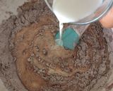 Foto langkah ke 4 dari resep 25. Classic Choco Muffin.