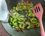 Foto langkah ke 3 dari resep Tumis pare teri.