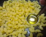 A picture of step 2 of Tomato sauce pasta.