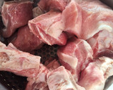 Foto del paso 1 de la receta: Costilla de puerco en salsa morita ideal para tamales