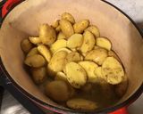 Une image de l'étape 5 de Pommes de terre rattes en cocotte au bouillon de bœuf.