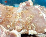 Hình bước làm 1 của món Sườn nướng mỡ hành tóp mỡ