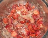 Foto langkah ke 1 dari resep Selai / Saus Strawberry Krenyes.