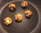 Foto del passaggio 5 della ricetta Polpette di panettone grigliate su gelato di vaniglia