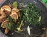 Foto langkah ke 4 dari resep Ayam Geprek dari ayam crispy.