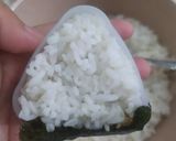 Foto langkah ke 6 dari resep Tuna onigiri.