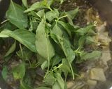 Foto langkah ke 3 dari resep Sup Sayur Asin dengan Tomat Ijo dan Kemangi.