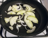 Foto del paso 3 de la receta: Manzana 🍎 y pollo al curry 🐔🥕🍇