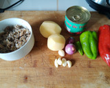 Foto del paso 1 de la receta: Masas de cangrejo en salsa con papas