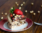 Foto del paso 19 de la receta: Pavlova con ganache de chocolate negro, frutos secos y fresas