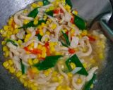 Foto langkah ke 5 dari resep Tumis Jamur Tiram Jagung Pedas.