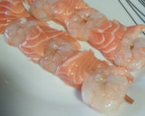 Foto del paso 4 de la receta: Patatas duquesa con brochetas de salmón y langostinos