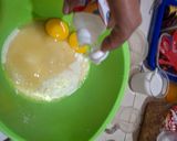 Foto langkah ke 3 dari resep Bolu Kukus Mekar (Semangka).