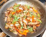 Foto del paso 4 de la receta: Hígado de vacuno saltado y puré de papas al ajillo