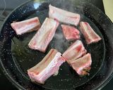 Foto del paso 2 de la receta: Paella de costillas de cerdo y butifarra