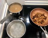 Foto del paso 3 de la receta: Noodles de arroz 🍜 miso, shiitake, pollo y wakame