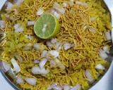 A picture of step 4 of Kanda poha.
