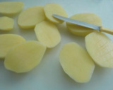 Foto del paso 1 de la receta: Nidos de salmón al horno con cebolla caramelizada