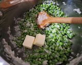 Zöldborsófőzelék, 🫛 sült csirkecombbal🧅🥓🍗🧄 recept fázis 2 fotója