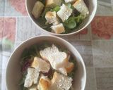 Foto del passaggio 2 della ricetta Insalata mista con carciofi grigliati sott'olio, speck, asiago e focaccia