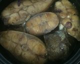 A picture of step 4 of Vũ Đại Village Braised Fish with Galangal.