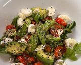 Foto del paso 3 de la receta: Ensalada de rúcula, tomate, palta y queso