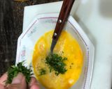 Foto del paso 2 de la receta: Tostadas de gula al ajillo con tortilla de perejil picado