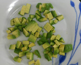 Foto del paso 5 de la receta: Ensalada de canónigos, anguriñas, aguacate y tomate