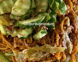 Foto langkah ke 6 dari resep Mie Goreng Pedas Pakai Mie Urai Merah.