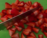 Foto del paso 1 de la receta: Mermelada de fresa con pétalos de rosa