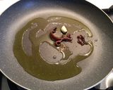 Foto del passaggio 2 della ricetta Malloreddus con crema di broccolo verde e mandorle e grissini tostati