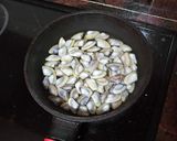 Foto del paso 1 de la receta: Merluza en salsa verde con coquinas y papas cocidas