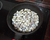 Foto del paso 1 de la receta: Merluza en salsa verde con coquinas y papas cocidas