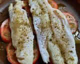 Foto del paso 2 de la receta: Pescado al horno sobre tomates, con espárragos, panceta y hebras de queso